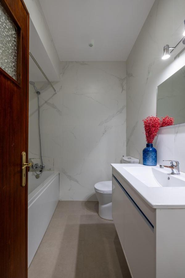 Downtown 2 Minutes By Walk To Center And Metro-Direct To Airpot T4 Appartement Porto Buitenkant foto