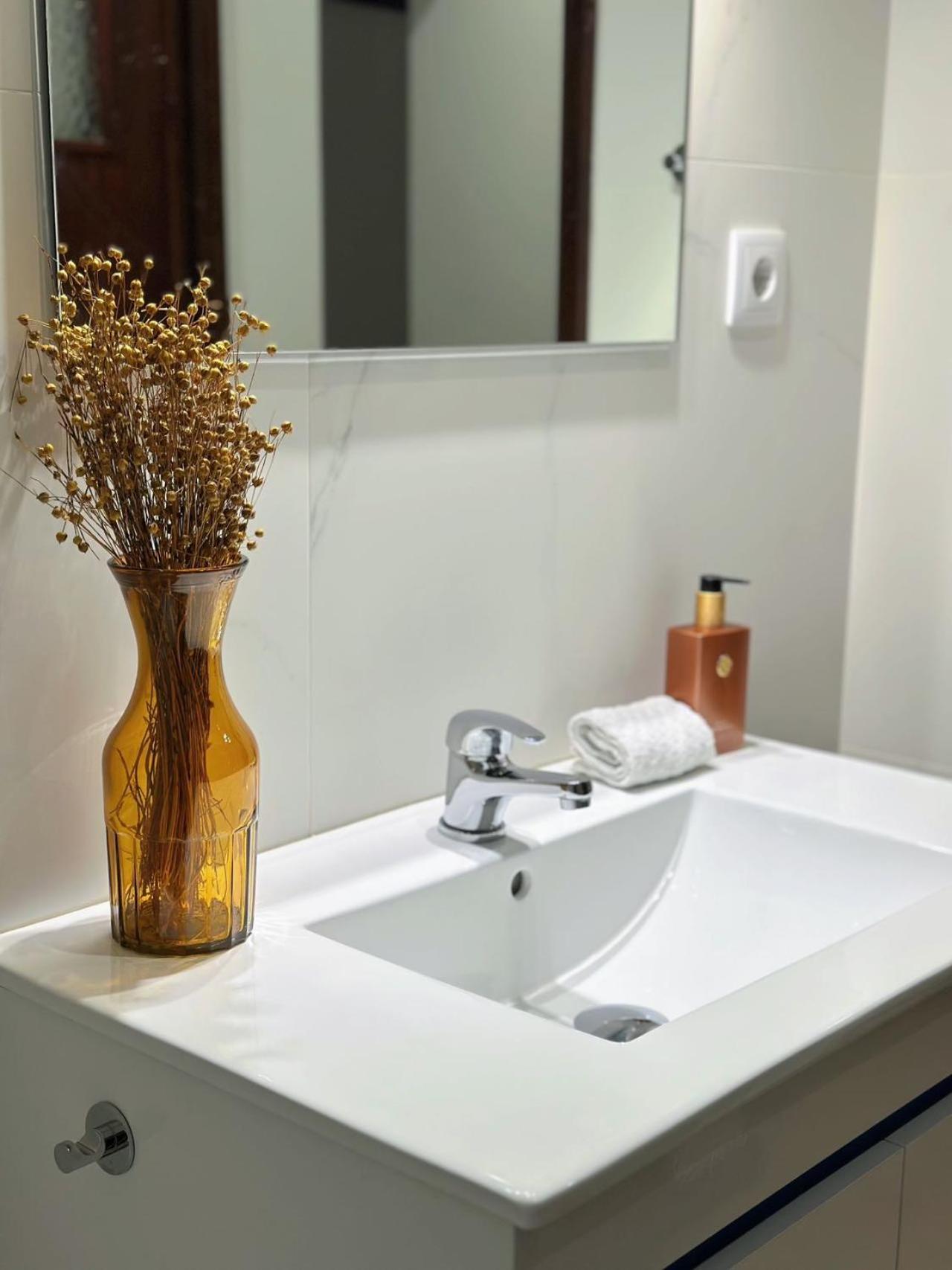 Downtown 2 Minutes By Walk To Center And Metro-Direct To Airpot T4 Appartement Porto Buitenkant foto